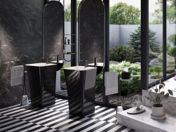 Nowoczesna łazienka w czerni i bieli z dwiema czarnymi umywalkami wolnostojącymi Besco Assos S-Line B&W, dwoma lustrami i oknem z widokiem na ogród
