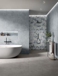 Łazienka z podłogą wyłożoną szarymi płytkami imitującymi beton All Around Concrete Grey, z wanną wolnostojącą, prysznicem i stolikiem