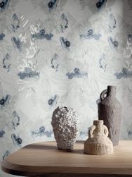 Ściana wyłożona dekoracyjnymi płytkami All Around Wall Blue Bloom oraz stolik z ręcznie wyrabianymi dzbanami