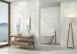 łazienka wyłożona białymi płytkami Altamura Pearl 60x120 z wanną wolnostojącą dwoma umywalkami i dużym oknem