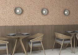 pomieszczenie wyłożone płytkami Abstract Coral z widocznym stołami i krzesłami