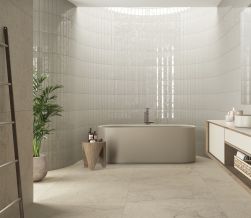 łazienka wyłożona brązowymi płytkami Dorcia 60x120 z wolnostojącą wanną podwieszaną umywalką oraz rośliną ozdobną