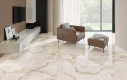 nowoczesny salon, wygodny fotel  z podn&oacute;żkiem, duże okno, na podłodze Basil płytki imitujące kamień