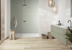 pomieszczenie wyłożone płytkami Chromatic White 33,3x100 z dużym prysznicem, umywalką podwieszaną oraz lustrem