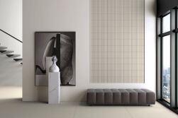 Salon z fragmentem ściany wyłożonym płytkami 3D Tornares Duero White z kanapą, obrazem i rzeźbą