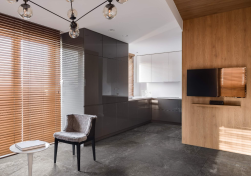 nowoczesna kuchnia, drewniany panel na ścianie za telewizorem, duże okno, ciekawy żyrandol, na podłodze płytki nature graphite