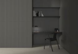 Ciemny pokój wyłożony czarnymi płytkami 3D Tornares Rodas Black z biurkiem i krzesłem