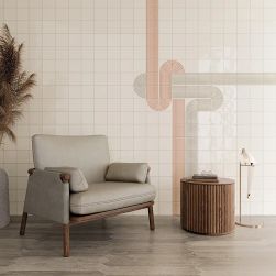 Pokój z drewnianą podłogą i dekoracyjnymi cegiełkami w połysku Er Vapor Mint Grey Gloss na ścianie, z fotelem, okrągłym stolikiem i małą lampą stojącą