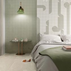Sypialnia z dekoracyjnymi cegiełkami z reliefem Twist Vapor Mint Grey Gloss na ścianie, z ł&oacute;żkiem, szklanym stolikiem i kinkietem