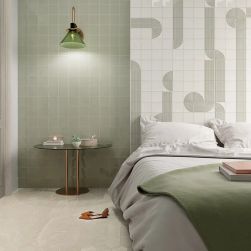 Sypialnia z dekoracyjnymi cegiełkami z reliefem Twist Vapor Mint Grey Gloss na ścianie, z łóżkiem, szklanym stolikiem i kinkietem
