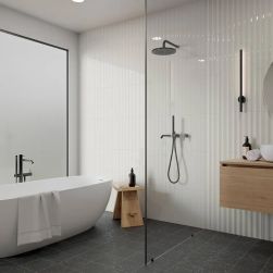 Łazienka wyłożona białymi płytkami Faces Liso White Gloss, z wanną wolnostojącą, prysznicem i wiszącą szafką