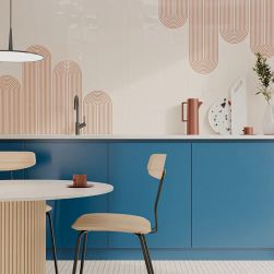 Kuchnia z niebieskimi meblami, cegiełkami dekoracyjnymi z reliefem w połysku Twist Vapor Toffee Gloss na ścianie, okrągłym stołem i krzesłami