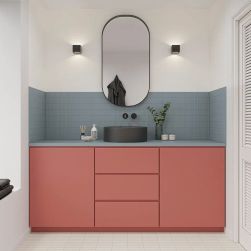 Łazienka z białymi płytkami 3D TP Low Snow Matt na ścianie, z różową szafką, umywalką nablatową, owalnym lustrem i dwoma kinkietami
