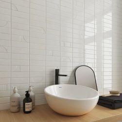 Ściana w łazience za umywalką wyłożona białymi cegiełkami w połysku Hammer Salt z drewnianym blatem i umywalką nablatową