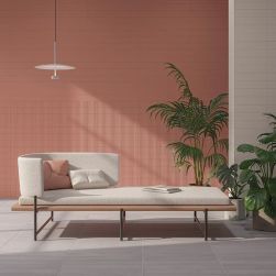 Pokój z płytkami TP Low Cotto Matt na ścianie, jasną kanapą, lampą wiszącą i roślinami