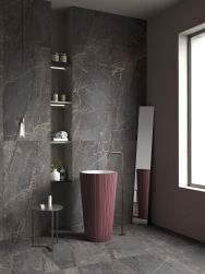 Ciemna łazienka wyłożona płytkami imitującymi kamień Charme Black z umywalką stojącą, stojącym lustrem i półkami w ścianie