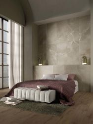 Sypialnia ze ścianą wyłożoną beżowymi płytkami imitującymi kamień Mask Ivory z dużym łóżkiem i dywanem