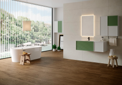 łazienka wyłożona brązowymi płytkami Alpino Nut 20x120 z wolnostojącą wanną , oknem oraz podświetlanym lustrem