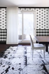 Elegancki pokój ze ścianą wyłożoną biało-czarną mozaiką Mini Hexagon B&W Flower ze stołem i krzesłem