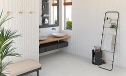 Łazienka z drewnianym blatem, dwoma białymi umywalkami nablatowymi, dużym lustrem, ozdobną drabiną i płytkami Miscela Nacar Mat
