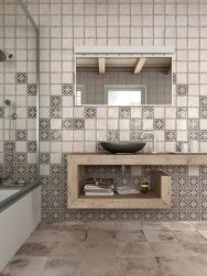 Rustykalna łazienka z oryginalną drewnianą półką wiszącą z czarną umywalką nablatową, lustrem, wanną z parawanem i płytkami na ścianie z kolekcji Archivo
