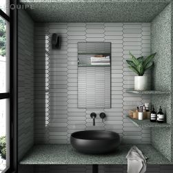 Wnęka w łazience wyłożona srebrnymi płytkami w kształcie strzały z kolekcji Arrow Quicksilver, z czarną umywalką nablatową, lustrem i półeczkami