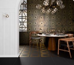 Jadalnia z okrągłym drewnianym stołem, krzesłami, żyrandolem i płytkami z kolekcji Art-Deco Black Negroni Natural