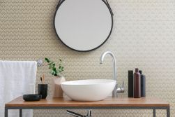 Łazienka z białą umywalką nablatową, okrągłym lustrem i płytkami z kolekcji Art-Deco White Manhattan Natural