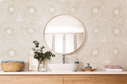 Łazienka z drewnianą szafką, białą umywalką nablatową, okrągłym lustrem i płytkami z kolekcji Art-Deco White Spritz Natural