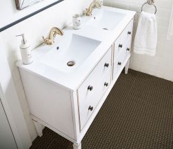Łazienka z białą szafką z dwoma umywalkami i płytkami z kolekcji Art-Deco Black Manhattan Natural