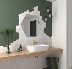 Łazienka, beżowy drewniany blat, na blacie biała umywalka wolnostojąca, na ścianie lustro i płytki Lithos White 11,6x10,1 płytki heksagonalne