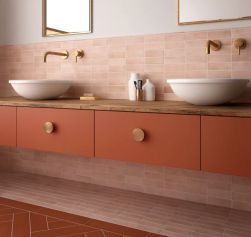 wizualizacji łazienki z dwoma umywalkami w kolorze różowym z meblami w kolorze ceglanym
