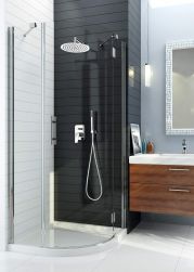 Nowoczesna łazienka z półokrągłą kabiną prysznicową i zestawem prysznicowym podtynkowym w chromie Deante Cynia, z wiszącą szafką z umywalką i lustrem w ramie