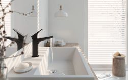biała umywalka, duże lustro, jasne płytki na ścianie, Hiacynt bateria umywalkowa stojąca czarna BQH_N20K