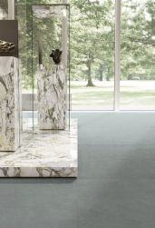 Podłoga wyłożona płytkami imitującymi beton Balance Azure z marmurowymi ekspozytorami