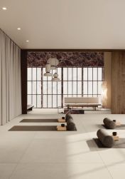 Sala do ćwiczeń jogi z jasnymi płytkami imitującymi beton Balance Light Grey