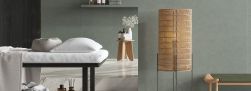 Pomieszczenie z płytkami imitującymi beton Balance Chester Green, z lampą i łóżkiem do masażu