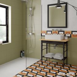 Kolorowa łazienka wyłożona płytkami bazowymi i patchworkowymi z kolekcji Bauhome, z dużą kabiną prysznicową, stolikiem z białą umywalką nablatową, lustrem w ciemnej ramie i czarną lampą