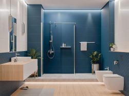 Duża łazienka z drewnopodobną podłogą i niebieskimi ścianami, wiszącą szafką z umywalką, strefą prysznicową, wiszącą miską WC i bidetem z baterią bidetową w chromie Deante Corio