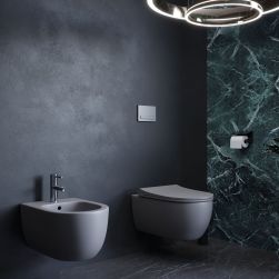 Ciemna łazienka z szarym bidetem wiszącym Molis Grey oraz pasującą miską WC z przyciskiem spłukującym w chromie
