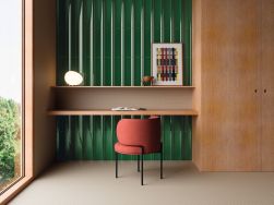 Pokój ze ścianą wyłożoną zielonymi płytkami trójwymiarowymi Bow Green z wiszącą półką-biurkiem, czerwonym krzesłem, dużą szafą i obrazem