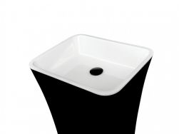Zbliżenie na czarną umywalkę prostokątną wolnostojącą Besco Assos B&W z czarnym korkiem