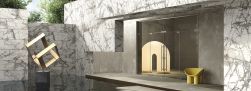 Elewacja nowoczesnego domu wyłożona płytkami imitującymi marmur Marmi Maxfine Calacatta Grey