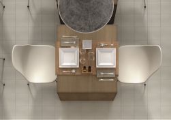 Widok z góry na zastawiony stół w restauracji z dwoma kremowymi krzesłami i szarymi płytkami z kolekcji Caprice