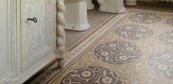 Widok na podłogę w łazience wyłożoną płytkami dekoracyjnymi Caprice Loire
