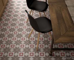 Pokój z ciemnym drewnianym stołem, dwoma czarnymi krzesłami i podłogą wyłożoną płytkami z kolekcji Caprice
