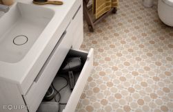 Podłoga w łazience wyłożona płytkami z kolekcji Caprice z białą szafką z umywalką i odchyloną szufladą