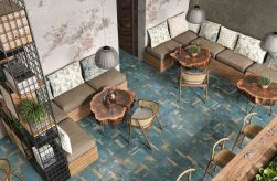 Widok z góry na wnętrze restauracji, stoliki i krzesła dla gości, na podłodze arton Blue Natural 59,2x59,2 płytka dekoracyjna