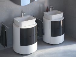 Łazienka z dwiema okrągłymi szafkami z białymi umywalkami nablatowymi z batermiami stojącymi w chromie Besco Modern/Varium II, dwoma ręcznikami oraz lustrem