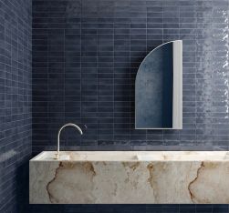 Wizualizacja łazienki z cegiełką niebieska na ścianie i marmurowym zlewem